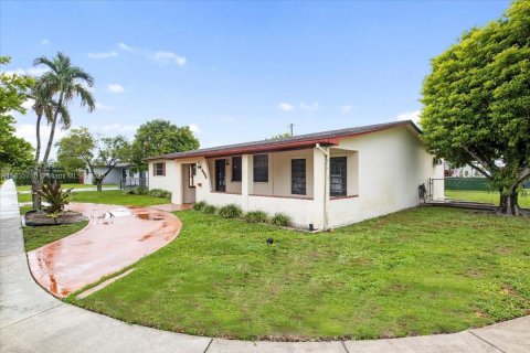 House in Miami, Florida 3 bedrooms, 181.62 sq.m. № 1818629 - photo 25