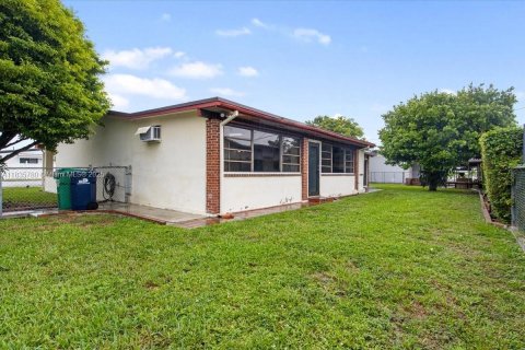 House in Miami, Florida 3 bedrooms, 181.62 sq.m. № 1818629 - photo 26