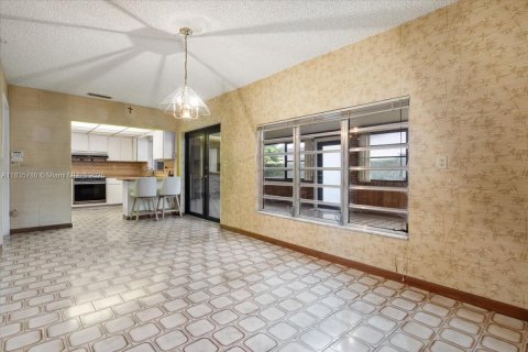 House in Miami, Florida 3 bedrooms, 181.62 sq.m. № 1818629 - photo 10