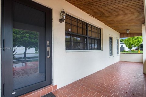 House in Miami, Florida 3 bedrooms, 181.62 sq.m. № 1818629 - photo 3