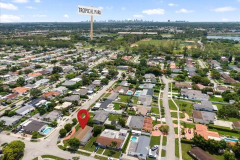 House in Miami, Florida 3 bedrooms, 181.62 sq.m. № 1818629 - photo 4