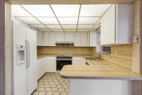 House in Miami, Florida 3 bedrooms, 181.62 sq.m. № 1818629 - photo 11