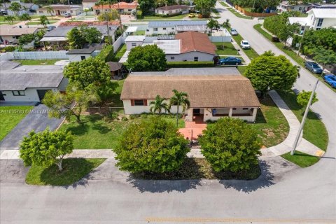 House in Miami, Florida 3 bedrooms, 181.62 sq.m. № 1818629 - photo 1