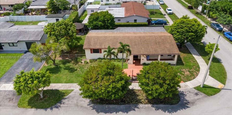 House in Miami, Florida 3 bedrooms, 181.62 sq.m. № 1818629