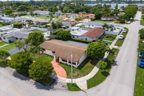 House in Miami, Florida 3 bedrooms, 181.62 sq.m. № 1818629 - photo 30
