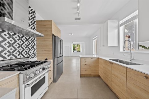 Дом в Майами, Флорида 3 спальни, 110.93м2 № 2077961