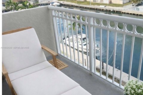 Condo in North Miami Beach, Florida, 1 bedroom  № 1990967 - photo 1
