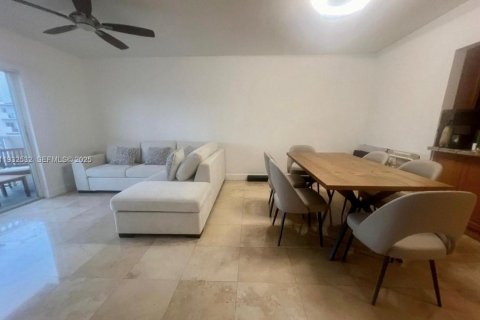 Condo in North Miami Beach, Florida, 1 bedroom  № 1990967 - photo 3