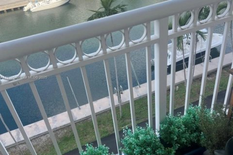 Condo in North Miami Beach, Florida, 1 bedroom  № 1990967 - photo 2