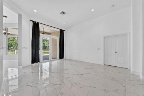 Casa en venta en Pembroke Pines, Florida, 4 dormitorios, 263.29 m2 № 2428112 - foto 8