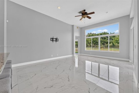 Casa en venta en Pembroke Pines, Florida, 4 dormitorios, 263.29 m2 № 2428112 - foto 5