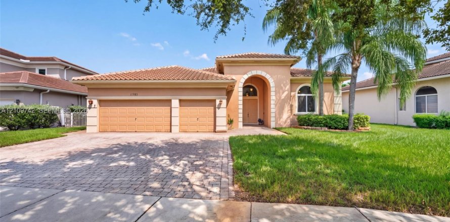 Casa en Pembroke Pines, Florida 4 dormitorios, 263.29 m2 № 2428112