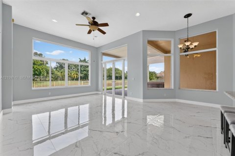 Casa en venta en Pembroke Pines, Florida, 4 dormitorios, 263.29 m2 № 2428112 - foto 4