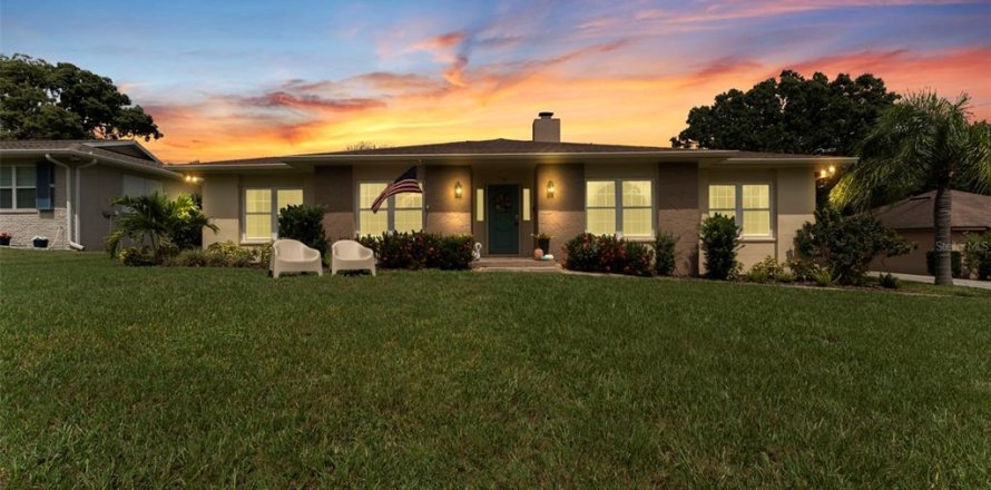 House in Lakeland, Florida 4 bedrooms, 234.76 sq.m. № 1903808