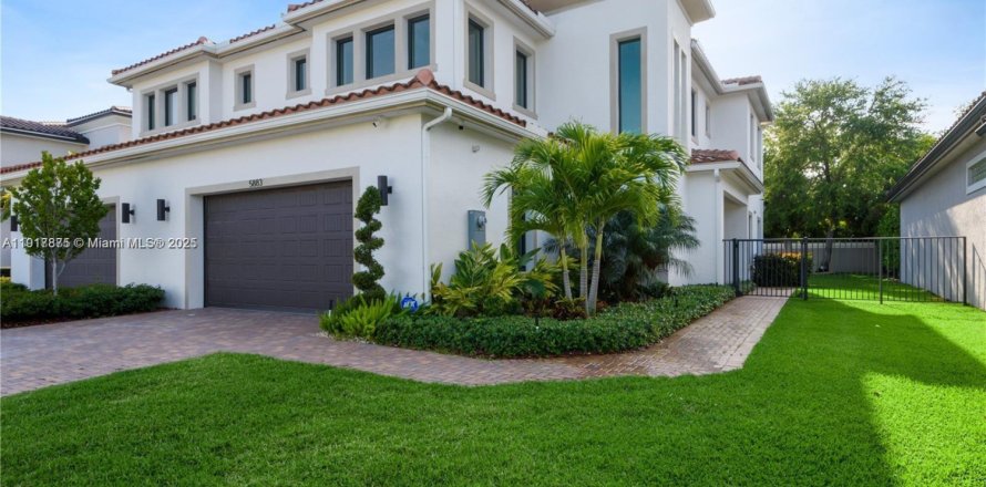 Дом в Холливуд, Флорида 4 спальни, 270.25м2 № 1972551