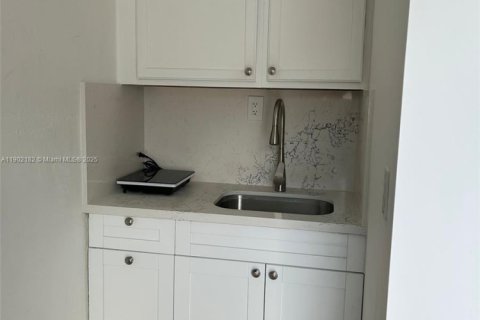 House in Miami, Florida 1 bedroom № 1953613 - photo 11