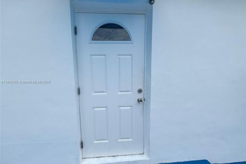 House in Miami, Florida 1 bedroom № 1953613 - photo 4