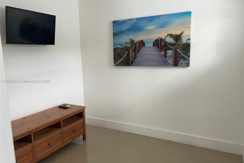 House in Miami, Florida 1 bedroom № 1953613 - photo 5