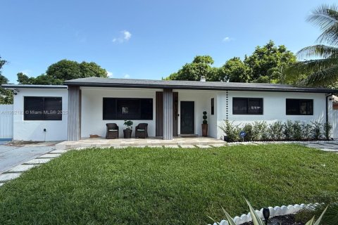 House in Miami, Florida 1 bedroom № 1953613 - photo 2