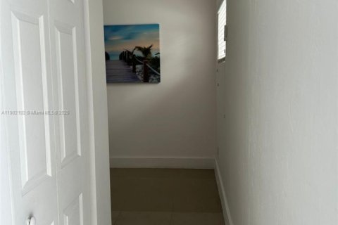 House in Miami, Florida 1 bedroom № 1953613 - photo 10