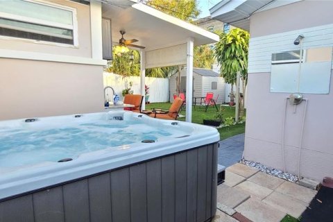 House in Tampa, Florida 2 bedrooms, 122.82 sq.m. № 2219449 - photo 15