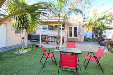 House in Tampa, Florida 2 bedrooms, 122.82 sq.m. № 2219449 - photo 2