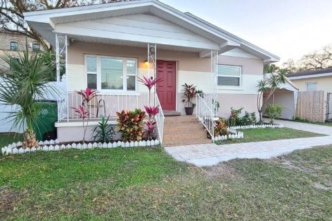 House in Tampa, Florida 2 bedrooms, 122.82 sq.m. № 2219449