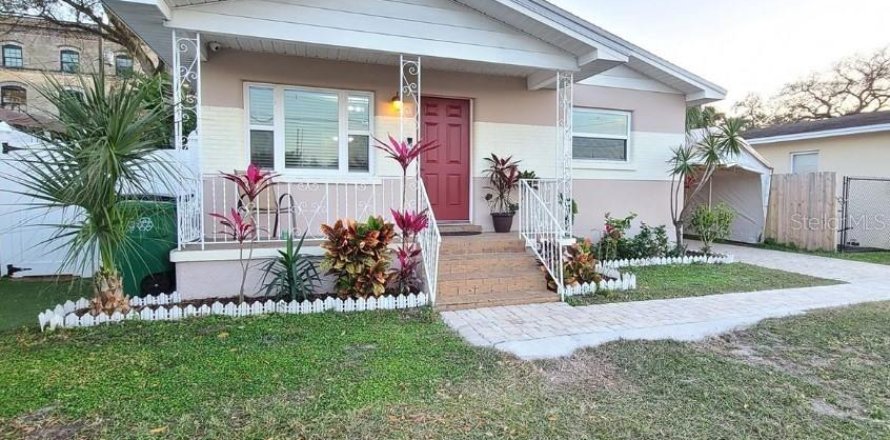 House in Tampa, Florida 2 bedrooms, 122.82 sq.m. № 2219449