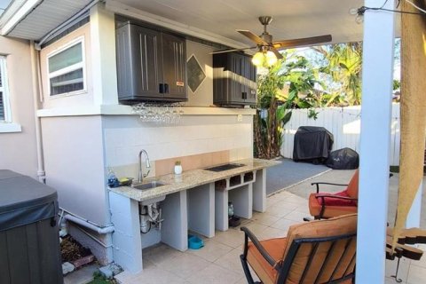 House in Tampa, Florida 2 bedrooms, 122.82 sq.m. № 2219449 - photo 16