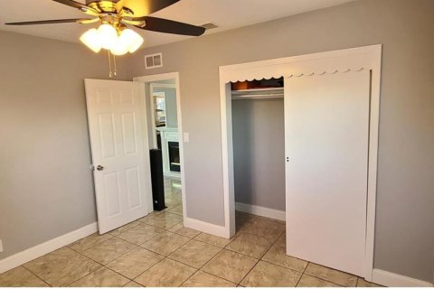 House in Tampa, Florida 2 bedrooms, 122.82 sq.m. № 2219449 - photo 9