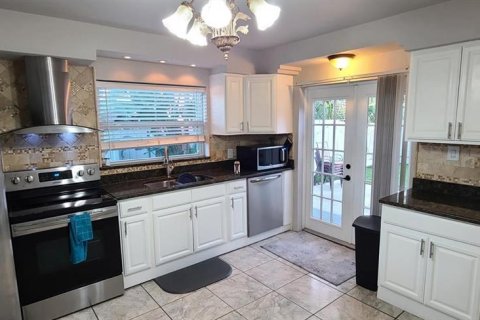 House in Tampa, Florida 2 bedrooms, 122.82 sq.m. № 2219449 - photo 6