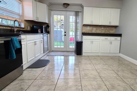 House in Tampa, Florida 2 bedrooms, 122.82 sq.m. № 2219449 - photo 5