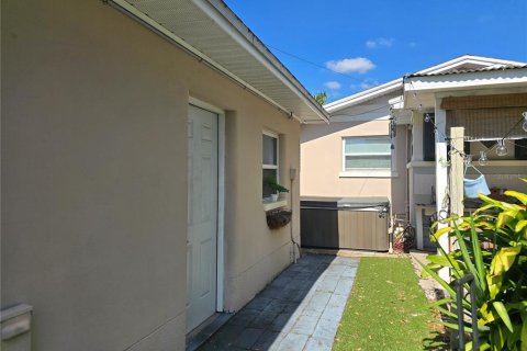 House in Tampa, Florida 2 bedrooms, 122.82 sq.m. № 2219449 - photo 12