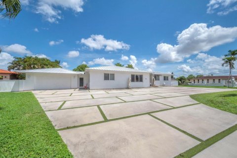 House in Miami, Florida 5 bedrooms, 425.49 sq.m. № 2343906