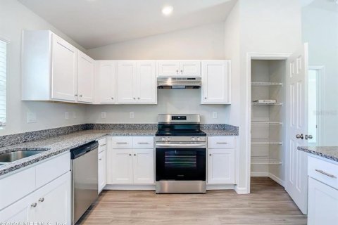 House in Ocala, Florida 4 bedrooms, 149.48 sq.m. № 2206315 - photo 2