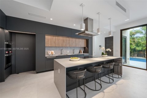 Villa ou maison à vendre à Miami, Floride: 5 chambres, 372.35 m2 № 1977163 - photo 6