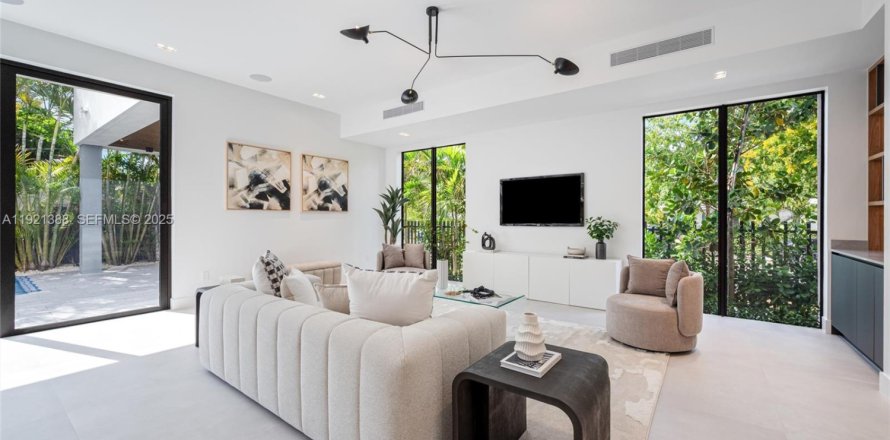 Villa ou maison à Miami, Floride 5 chambres, 372.35 m2 № 1977163