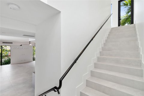 Villa ou maison à vendre à Miami, Floride: 5 chambres, 372.35 m2 № 1977163 - photo 10
