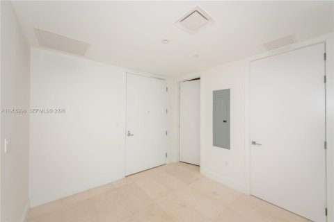 Condo in Miami, Florida, 2 bedrooms № 2011110 - photo 12
