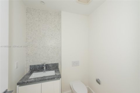 Condo in Miami, Florida, 2 bedrooms № 2011110 - photo 24