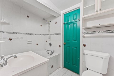 House in Margate, Florida 3 bedrooms, 84.91 sq.m. № 1783762 - photo 13