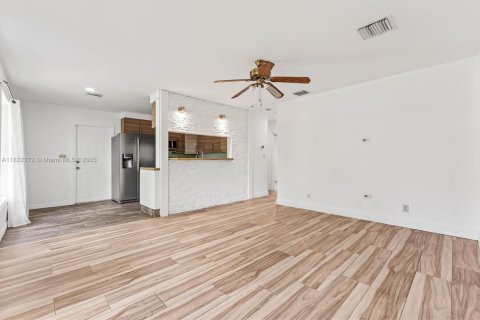 House in Margate, Florida 3 bedrooms, 84.91 sq.m. № 1783762 - photo 6