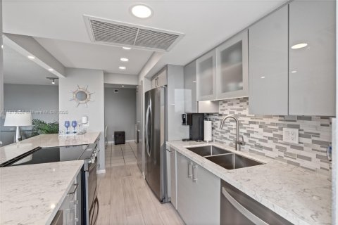 Copropriété à vendre à Fort Lauderdale, Floride: 2 chambres, 102.19 m2 № 1930145 - photo 12