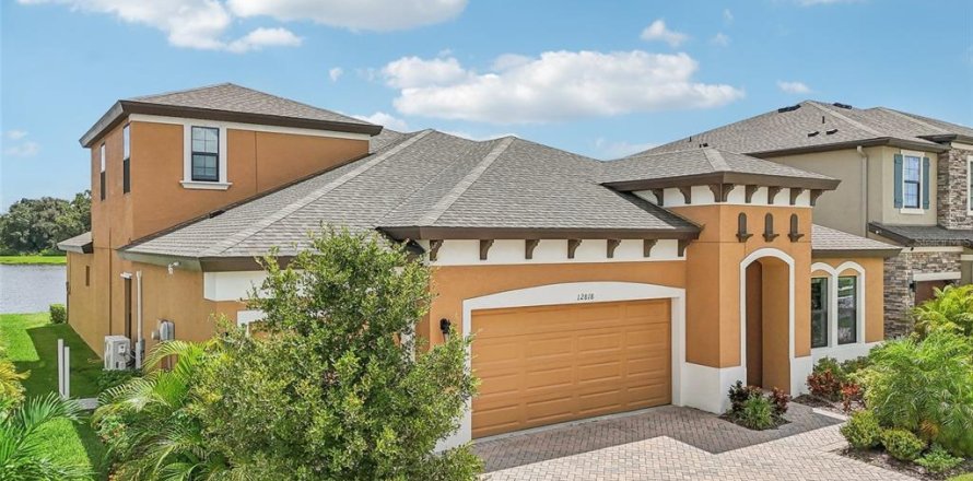 House in Riverview, Florida 4 bedrooms, 299.05 sq.m. № 2141943