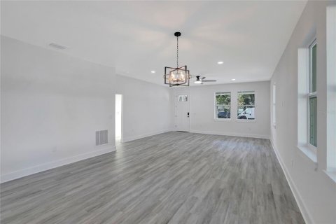 House in Tampa, Florida 3 bedrooms, 148.64 sq.m. № 2425866 - photo 3