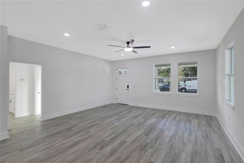 House in Tampa, Florida 3 bedrooms, 148.64 sq.m. № 2425866 - photo 2