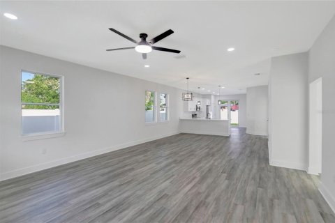 House in Tampa, Florida 3 bedrooms, 148.64 sq.m. № 2425866 - photo 27