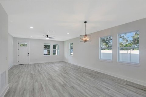 House in Tampa, Florida 3 bedrooms, 148.64 sq.m. № 2425866 - photo 4