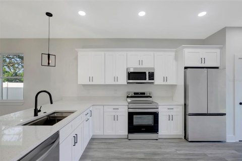 House in Tampa, Florida 3 bedrooms, 148.64 sq.m. № 2425866 - photo 7