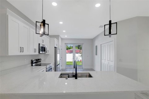 House in Tampa, Florida 3 bedrooms, 148.64 sq.m. № 2425866 - photo 6